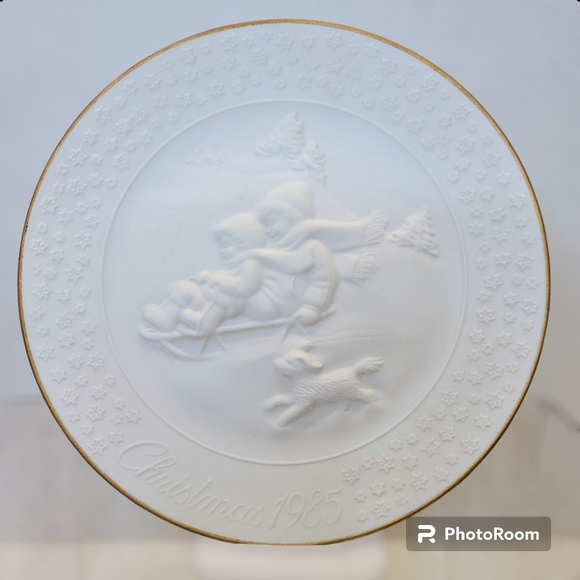 VTG 80"S AVON "A CHILD'S CHRISTMAS" PORCELAIN PLATE TRIMMED WITH 24K GOLD - Picture 5 of 9